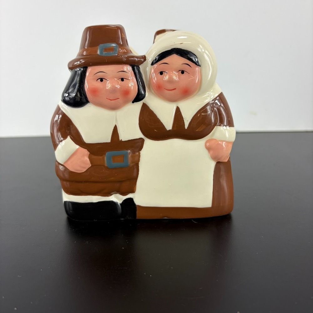 Publix 2002 Pilgrim Pair Ceramic Napkin Holder Thanksgiving Holiday Decor